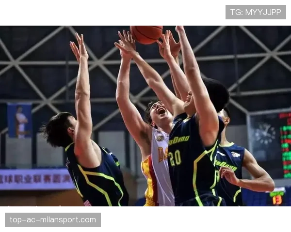 街头三人篮球争霸赛 年轻球员用扣篮点燃全场，街头3v3篮球